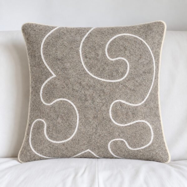 Housse de coussin Saïma Clémence en feutre de laine gris, motif nomade brodé d'un fin cordon blanc