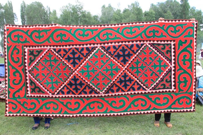 Tapis Shyrdak traditionnel présenté dans le district d’Atbashy au Kirghizistan