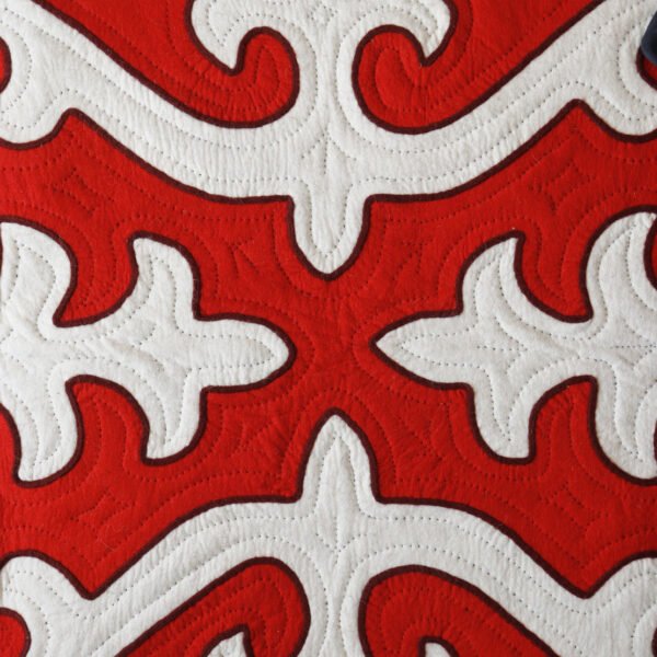 Détail du tapis Harmonie rouge