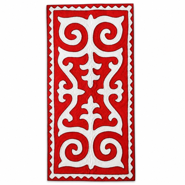 Tapis Shyrdak Harmonie en feutre de laine rouge et blanc, motifs traditionnels en spirale et bordure dentelée