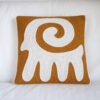 Coussins-en-laine-feutrée---Argali-caramel4 Housse de coussin Argali en feutre de laine caramel, motif blanc de mouton argali aux cornes en spirale