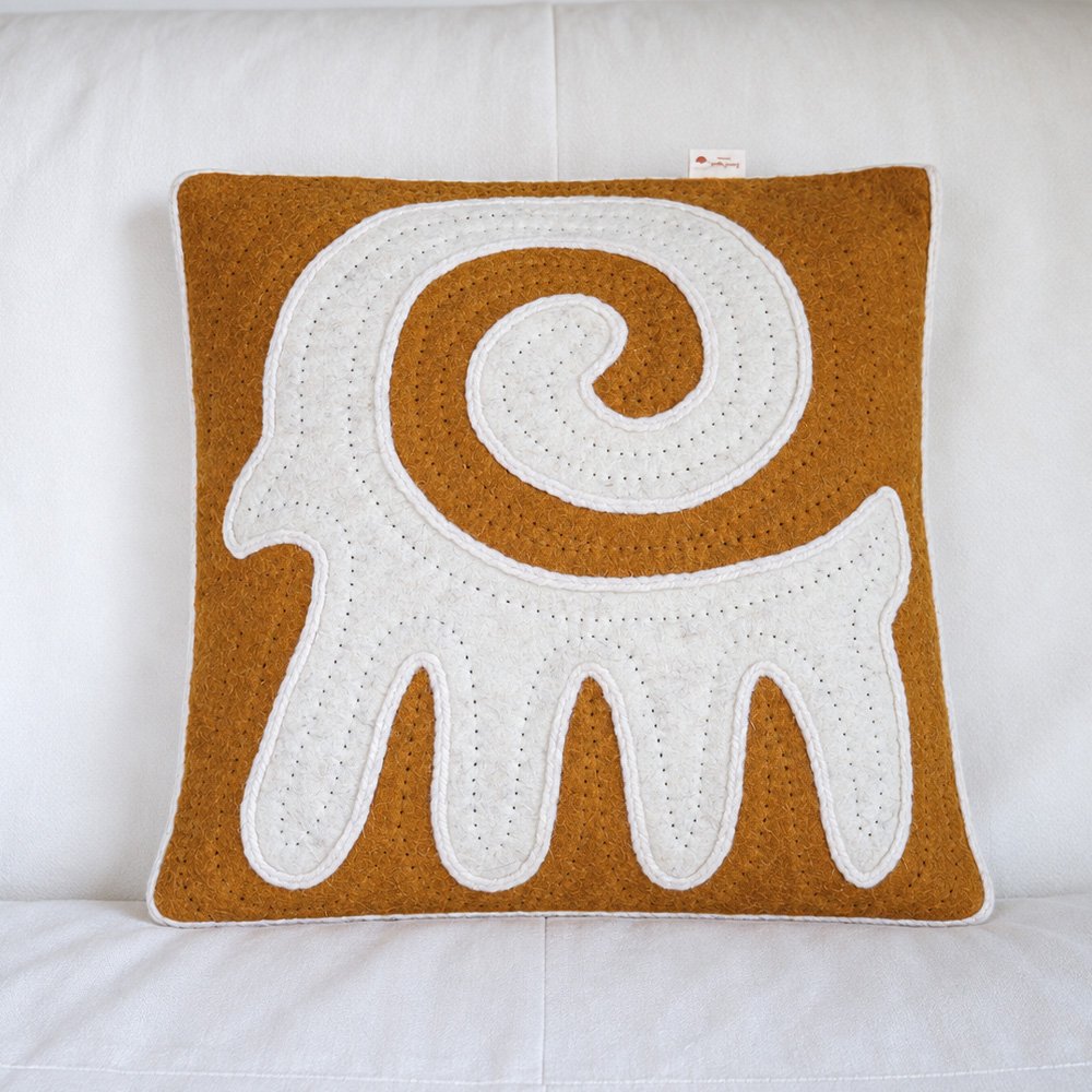 Coussins-en-laine-feutrée---Argali-caramel4 Housse de coussin Argali en feutre de laine caramel, motif blanc de mouton argali aux cornes en spirale