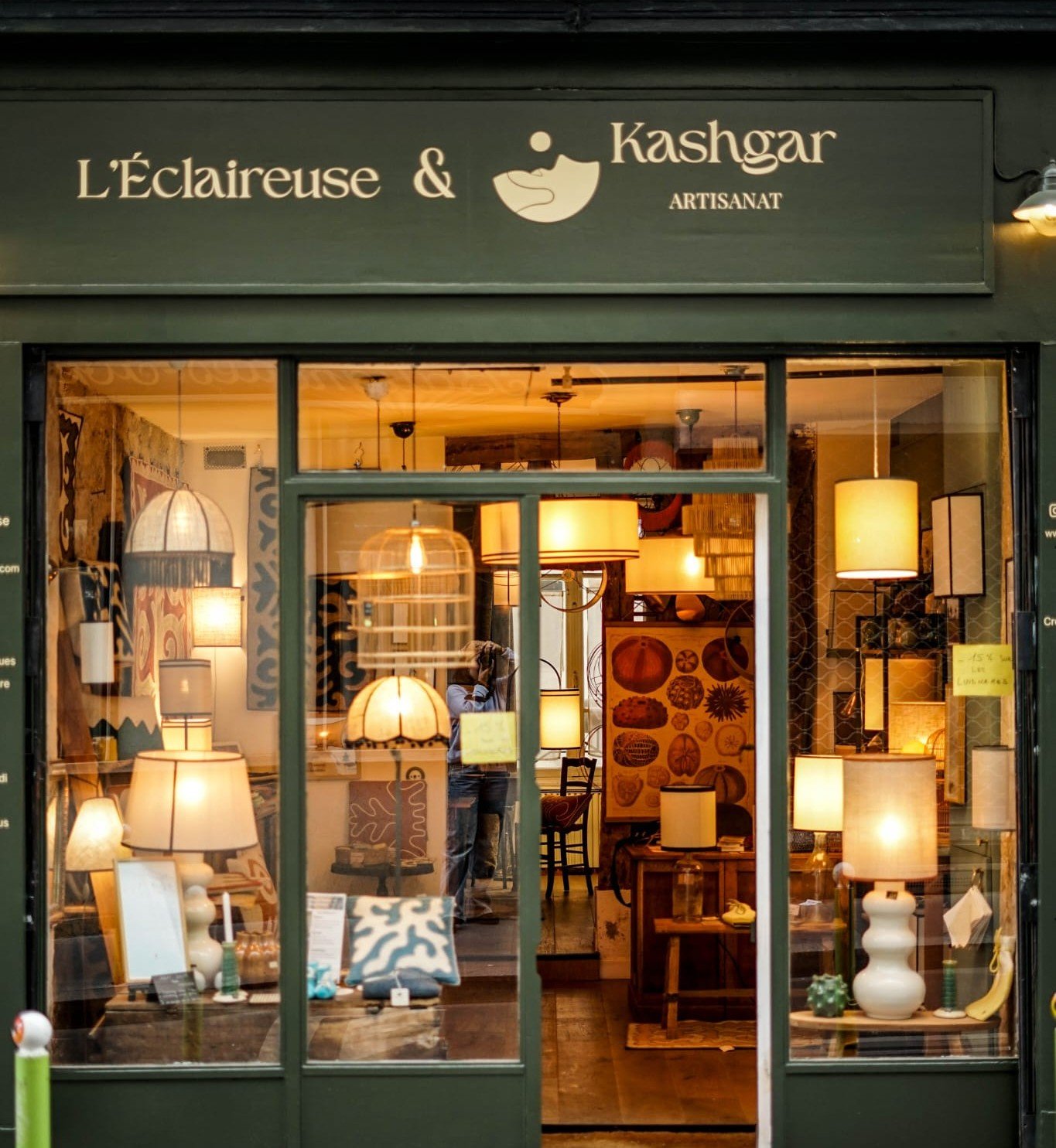 Façade de la boutique Kashgar Artisanat, boutique de tapis à Paris 17e