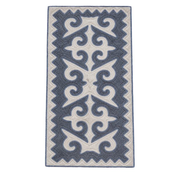 Tapis Shyrdak Cimes en feutre de laine gris bleu et blanc, motifs en arbre de vie et bordure dentelée
