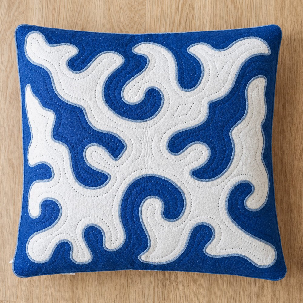 Coussin de sol Cumulus en feutre de laine bleu foncé, motif blanc du cerf aux formes ondulantes